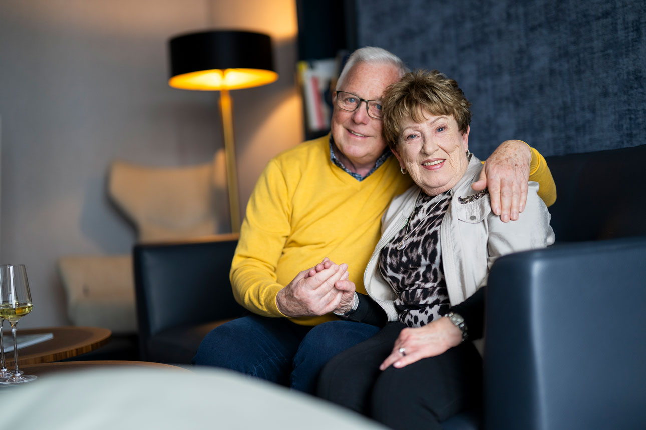 Senioren Paar auf Couch im Exklusiven Service-Wohnen