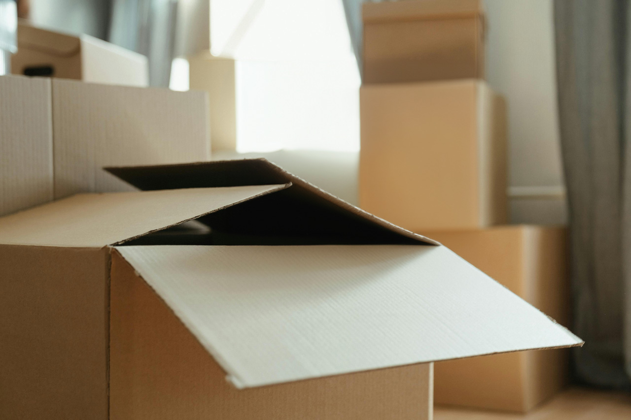 Kisten packen während Umzug