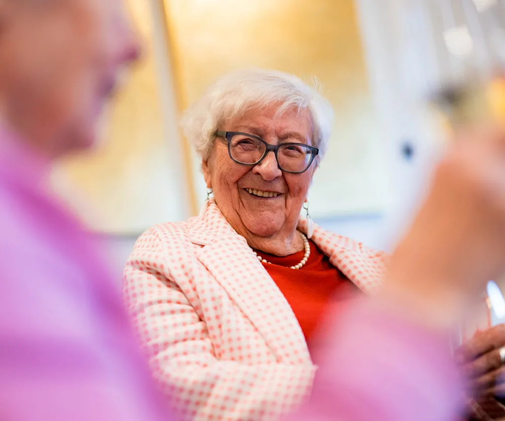 Lachende Dame in der SCHÖNES LEBEN Tagespflege Erftstadt