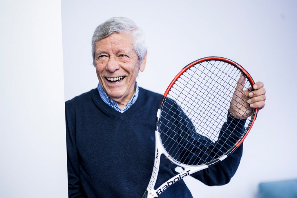 Lutz Dübner hält in diesem Bild stolz-lachend seinen Tennisschläger in der Hand. Er ist einer der Bewohner in SCHÖNES LEBEN Gotha, der bis heute noch begeistert im Verein spielt.