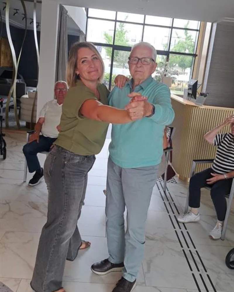 Natalia tanzend mit Tagespflegegast Erftstadt