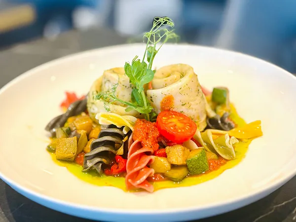 Fischgericht mit Gemüse und Nudeln