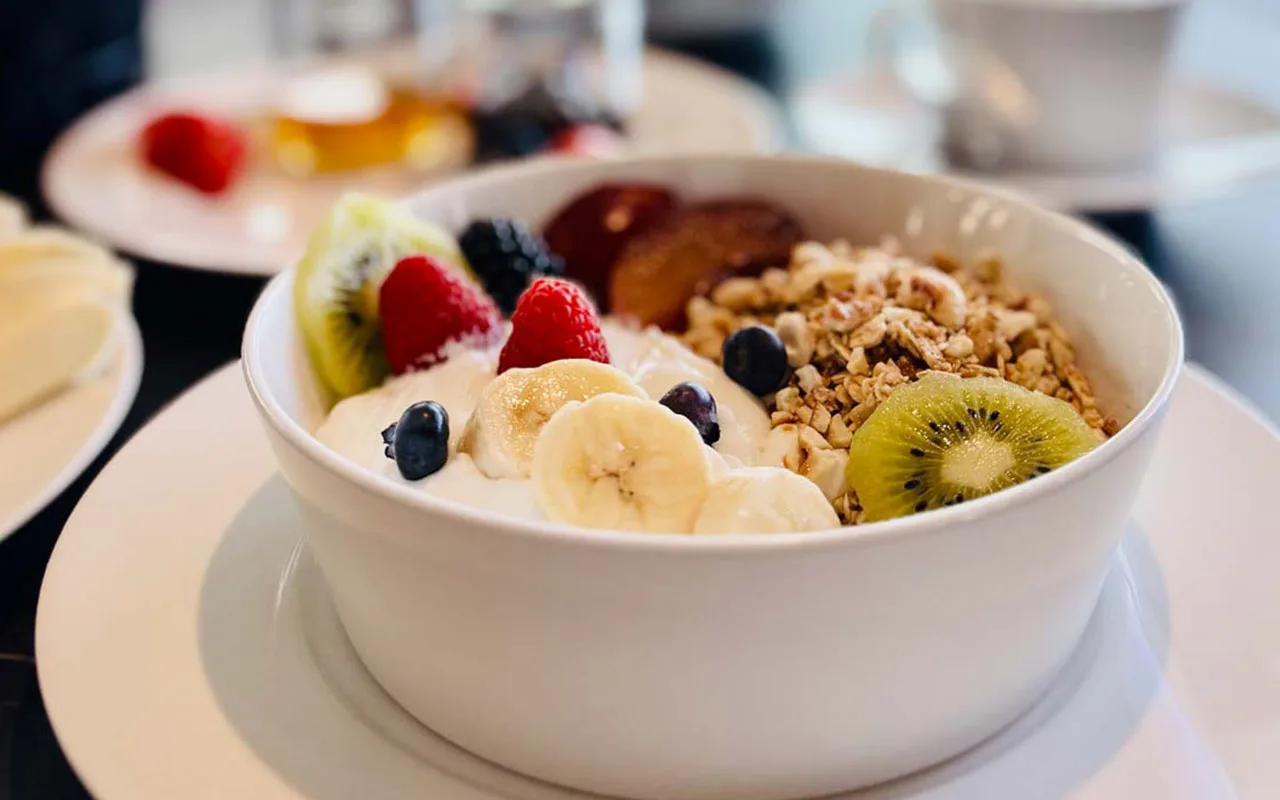 MĂĽsli mit frischem Obst und Joghurt