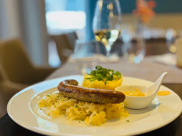 Rostbratwurst auf Sauerkrautbeet