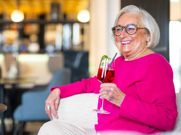 Lachende Bewohnerin SCHÖNES LEBEN Exklusives Service-Wohnen