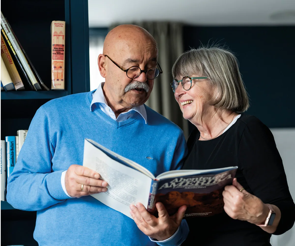 Lachendes Parr im Kaminzimmer SCHÖNES LEBEN Gruppe Exklusives Service-Wohnen