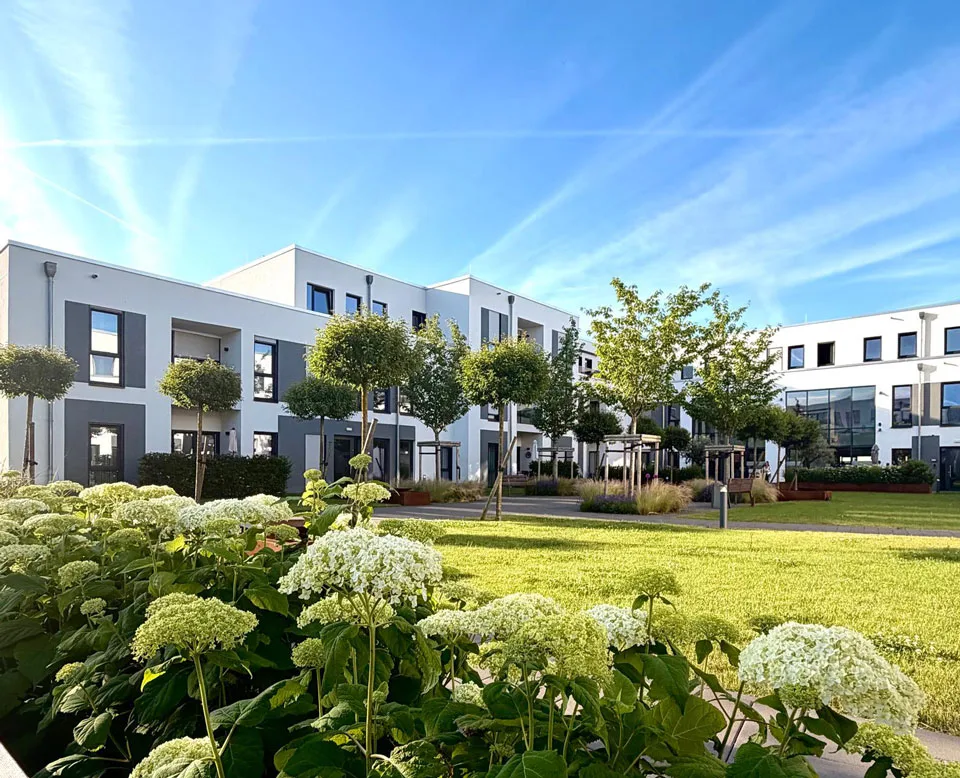 Exklusives Service-Wohnen Innenhof im Sommer