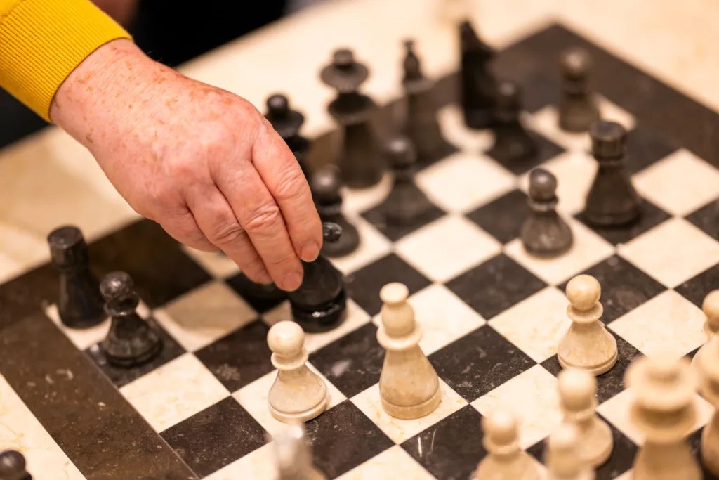 Männerhand spielt Schach