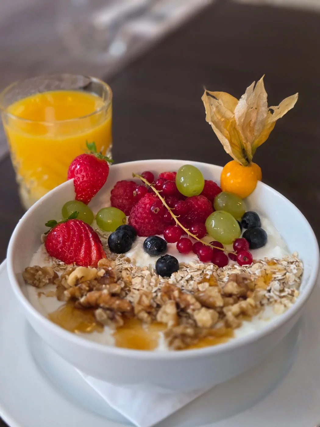 Frühstücksbowl mit Müsli und Früchten