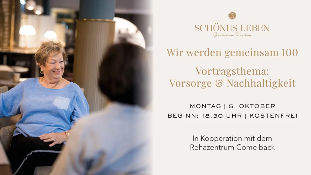 Lächelnde Seniorin im Restaurant im Gespräch