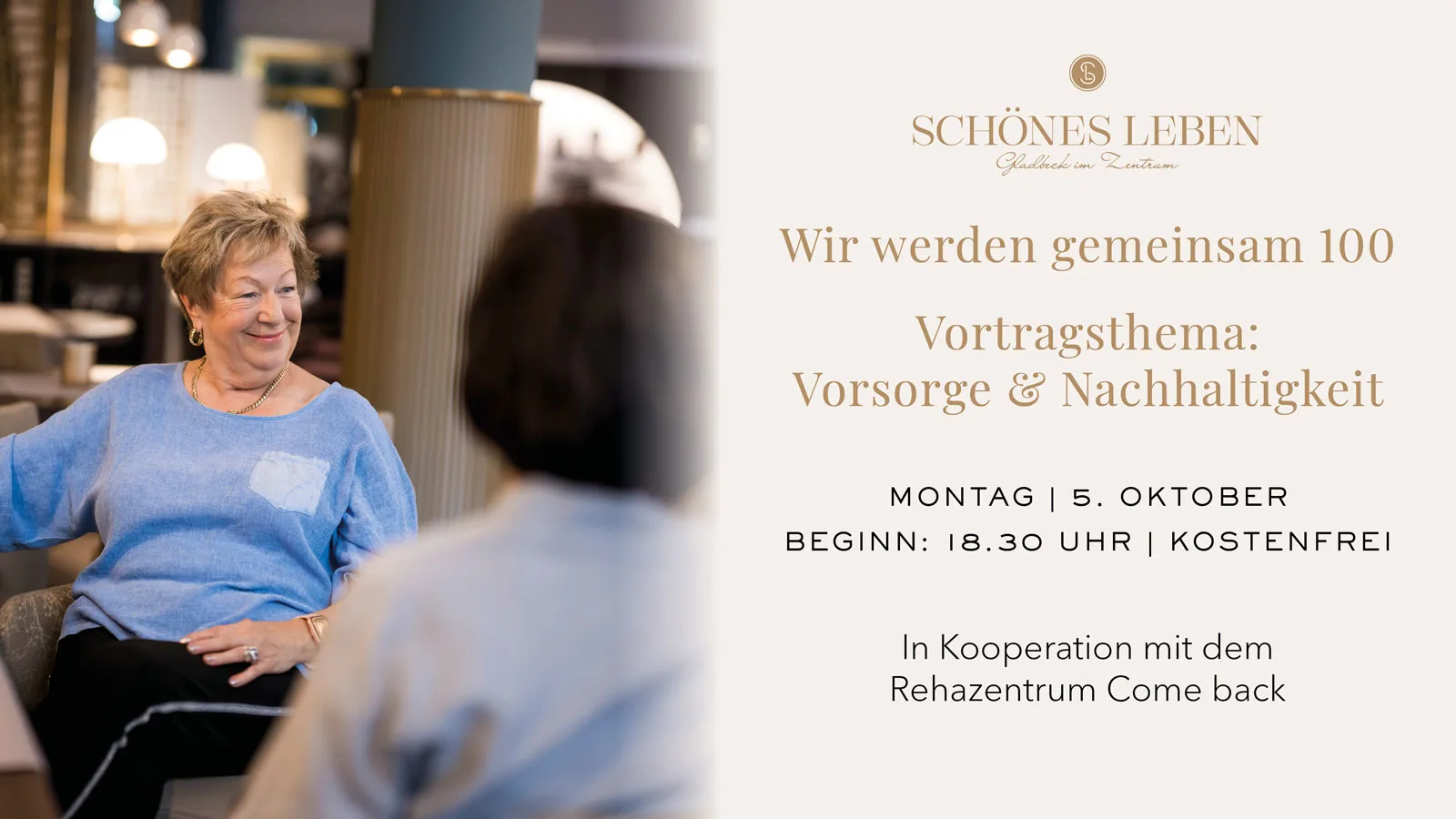 Lächelnde Seniorin im Restaurant im Gespräch
