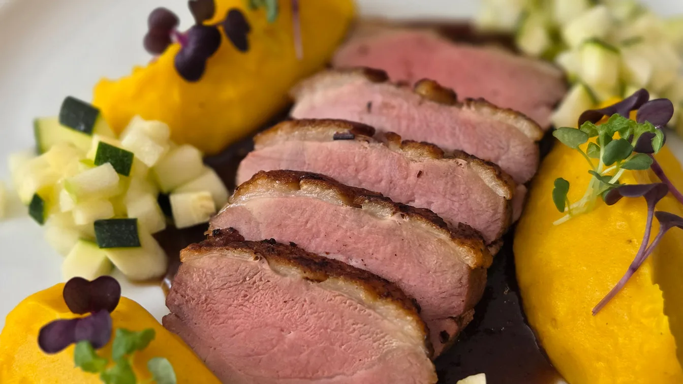 Herbst Saisonkarte Kürbispüree mit gegrillter Entenbrust